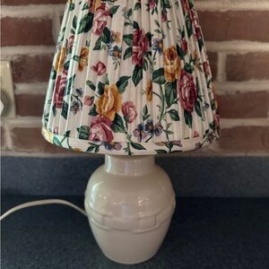 Longaberger pottery ivory lamp with original garden splendor pleated shade